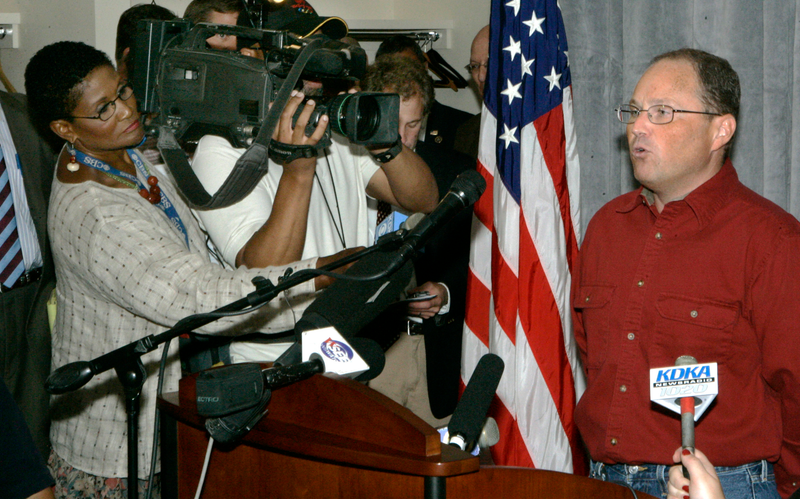 El hermano de Wells, John, hablando para los medios tras el anuncio de la fiscalía en el 2007. AP Images